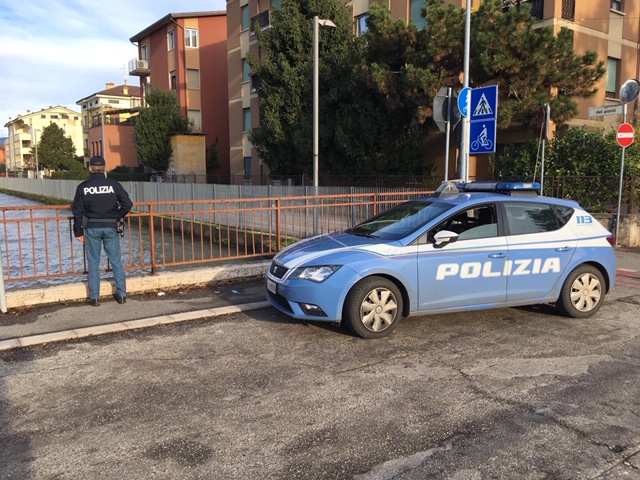 Si getta nella acque del canale, 31enne salvata dagli agenti