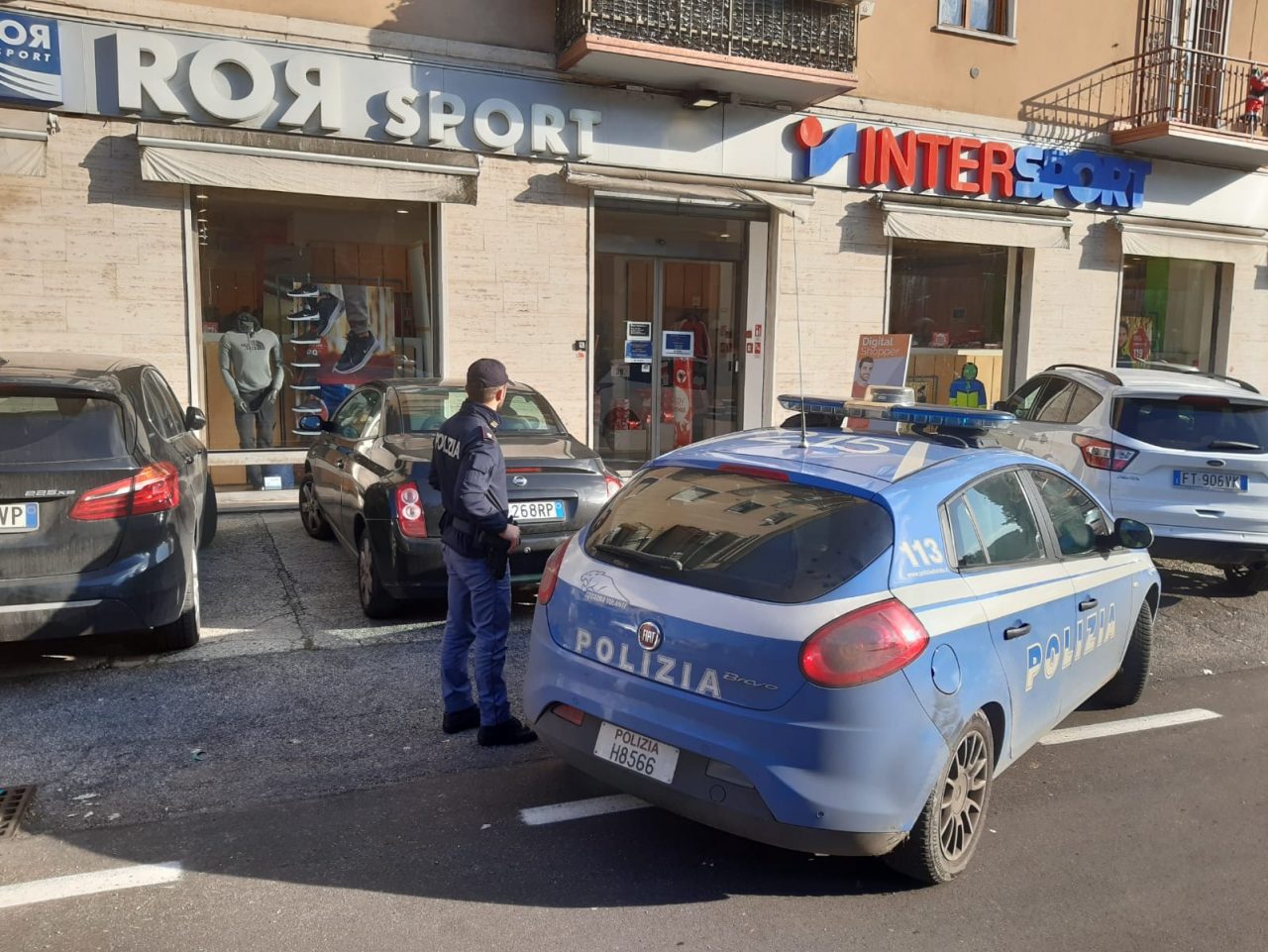 Toglie l’antitaccheggio, nasconde gli abiti sotto al giubbino e tenta la fuga