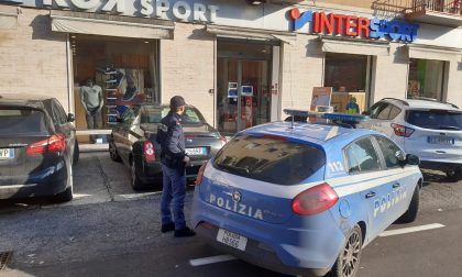 Toglie l'antitaccheggio, nasconde gli abiti sotto al giubbino e tenta la fuga