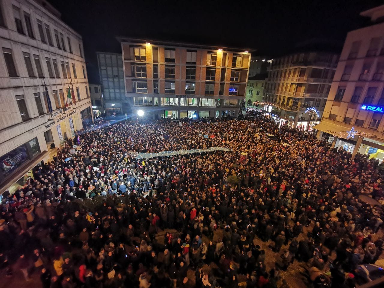 Le Sardine invadono il Veneto: piazze piene anche a Rovigo e Treviso