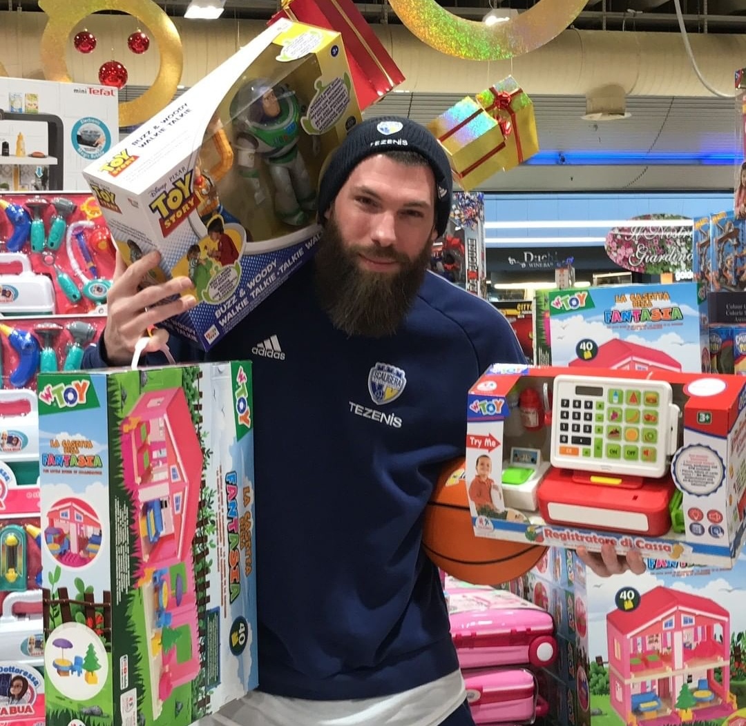 Toy Drive, Mitch Poletti capitano Tezenis invita tutti a donare giocattoli