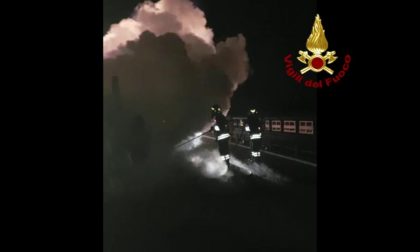 Camper esce di strada e si incendia a Cavaion Veronese