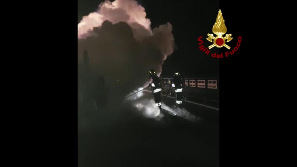 Camper esce di strada e si incendia a Cavaion Veronese