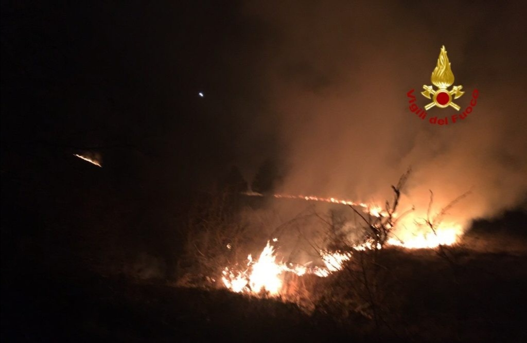 Monte Grappa, vasto incendio in corso