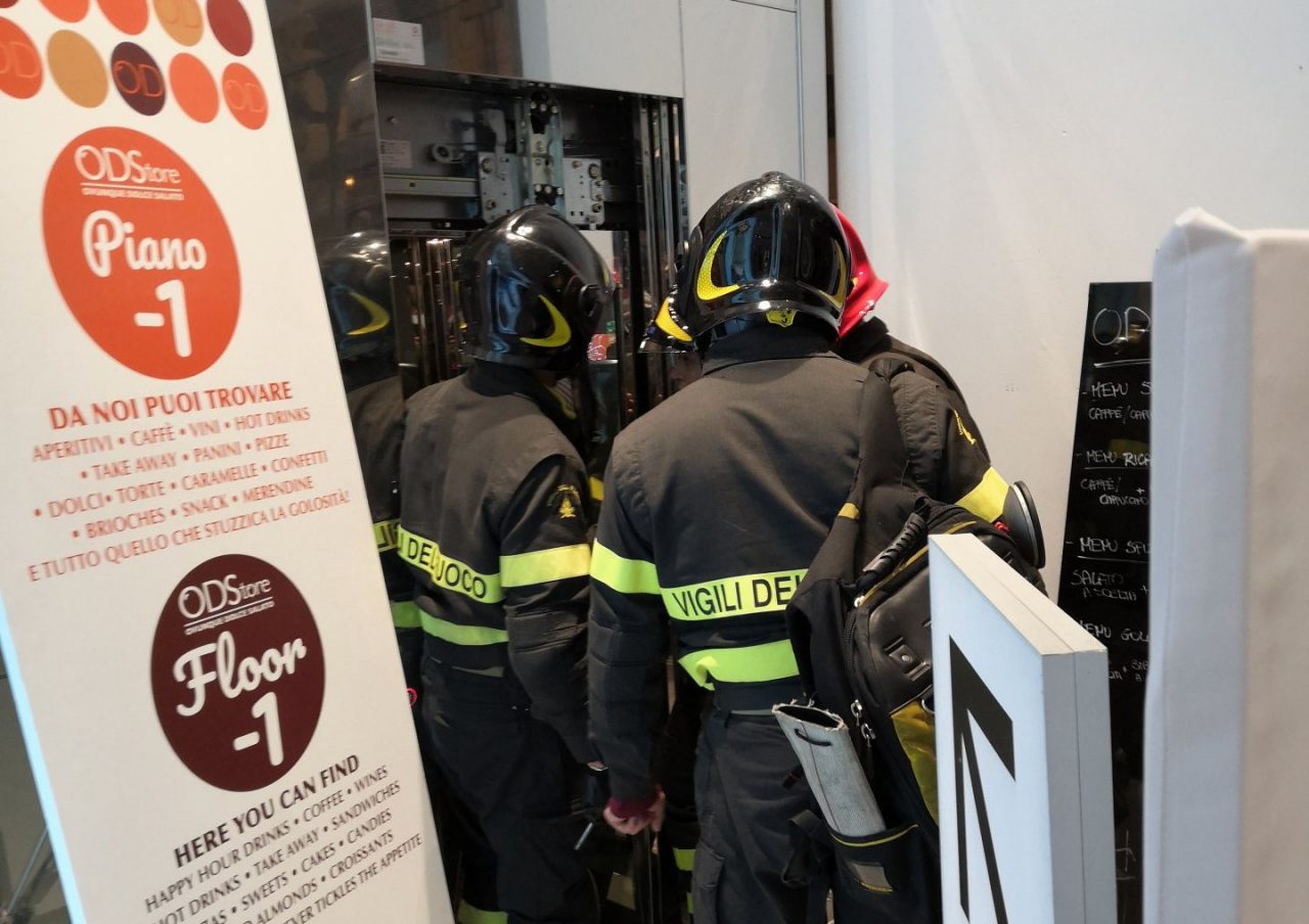 Famiglia bloccata in ascensore nel negozio in centro VIDEO