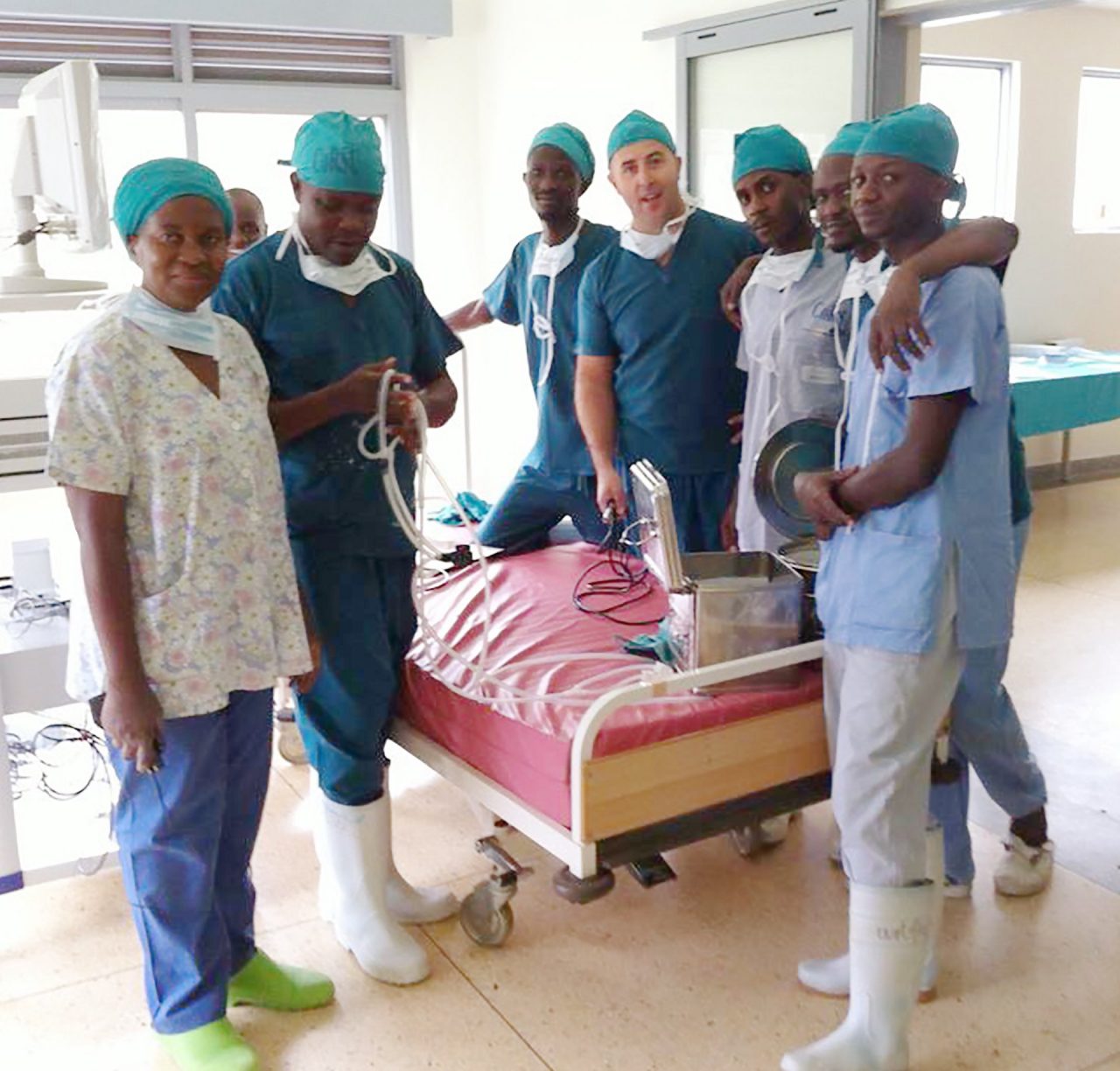 Clinica San Francesco dona una protesi d’anca ad una donna africana