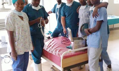 Clinica San Francesco dona una protesi d'anca ad una donna africana