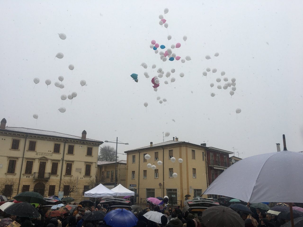 Ronco all’Adige, anche il cielo piange Luca, Chiara e Francesca VIDEO