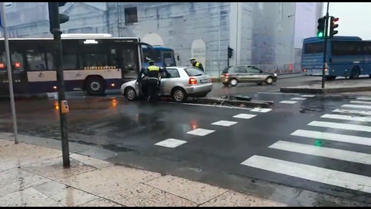 Auto sperona semaforo, disagi in centro a Verona