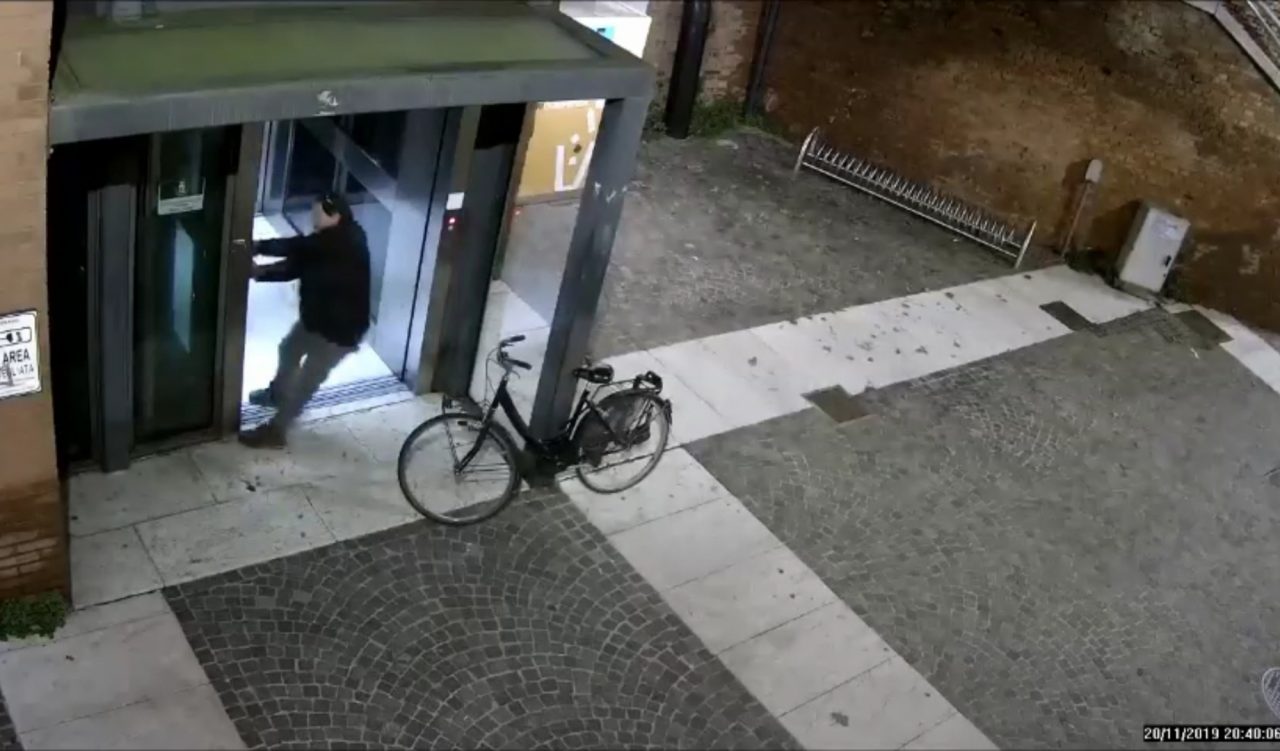 Danneggiato il vetro dell’ascensore di Porto, caccia al responsabile VIDEO