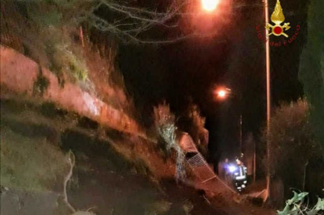 Poiano, frana su una strada: una famiglia evacuata