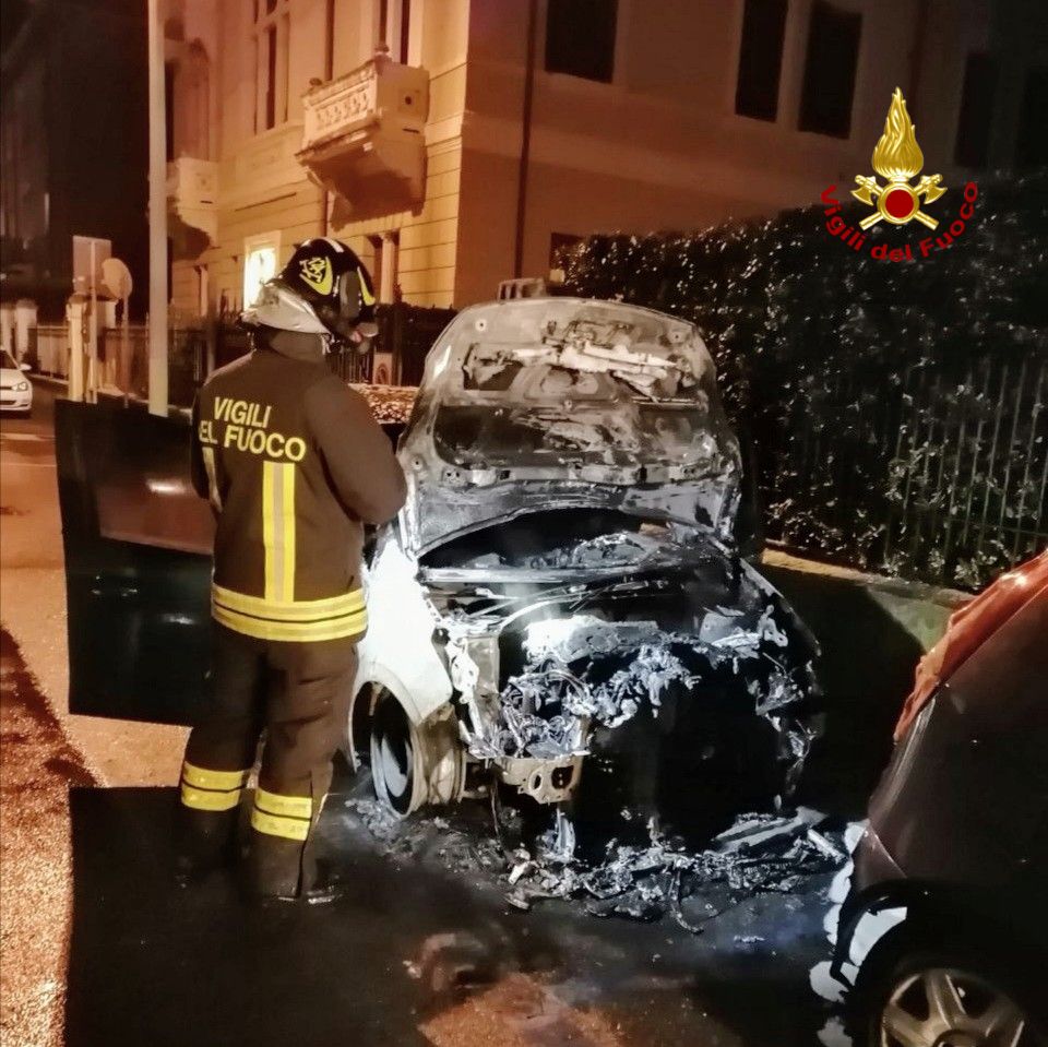 Verona: si incendia un’auto in via Caprera