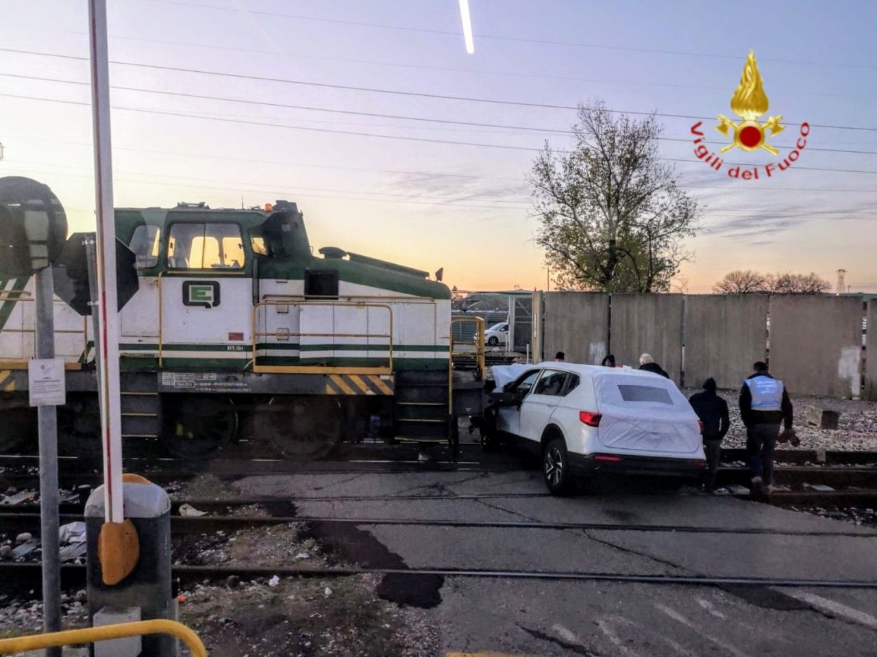 Auto travolta da un treno al Quadrante Europa, un giovane ferito