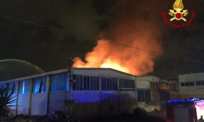 Inferno a Badia Polesine, capannoni distrutti dalle fiamme