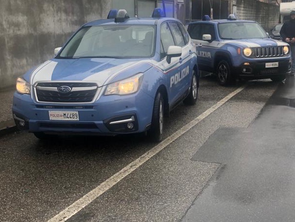 Sprovvisto di patente non di ferma all’alt polizia e tenta la fuga per le vie della città