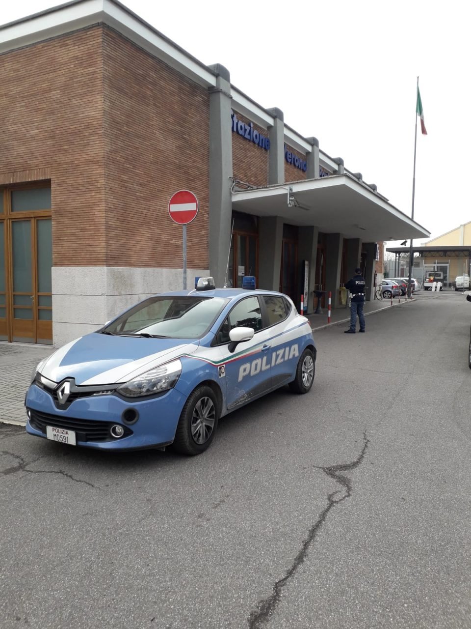 Aggrediti e feriti con una bottiglia rotta e un coltello, lite in stazione