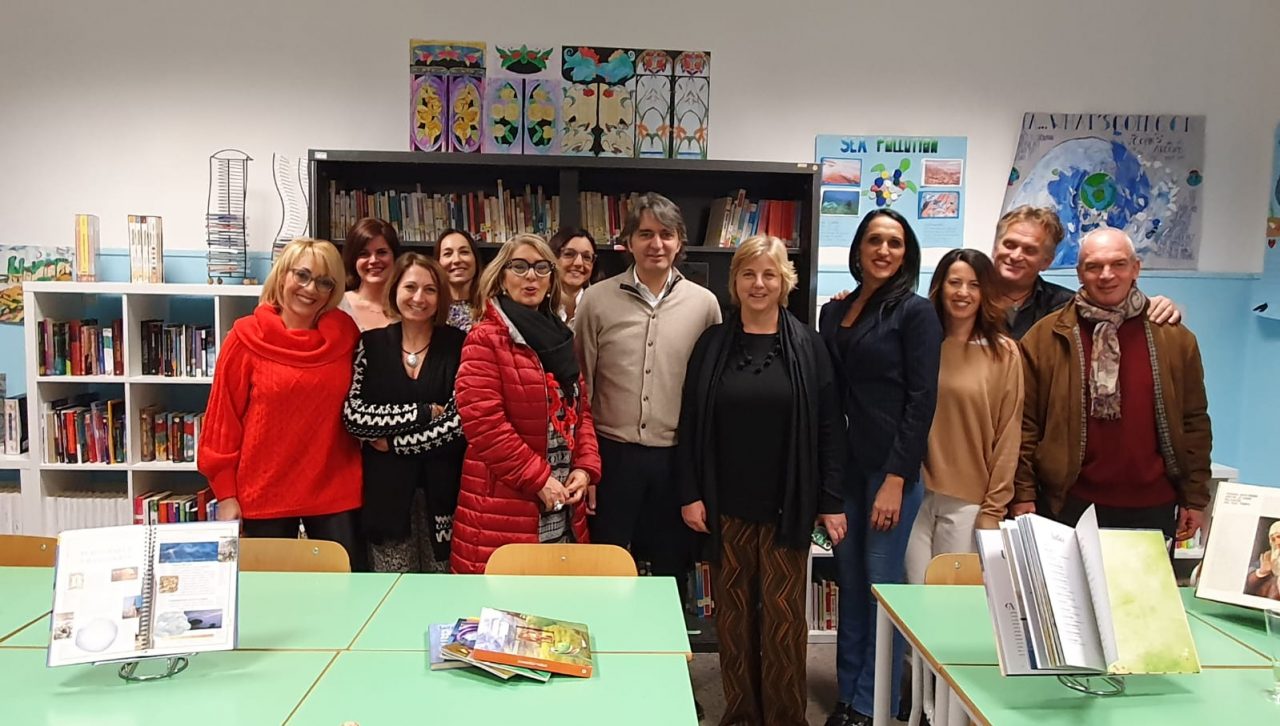 Scuola Caliari, biblioteca rimessa a nuovo dai genitori