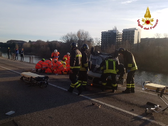 Auto contro ostacolo, due settantenni in codice rosso