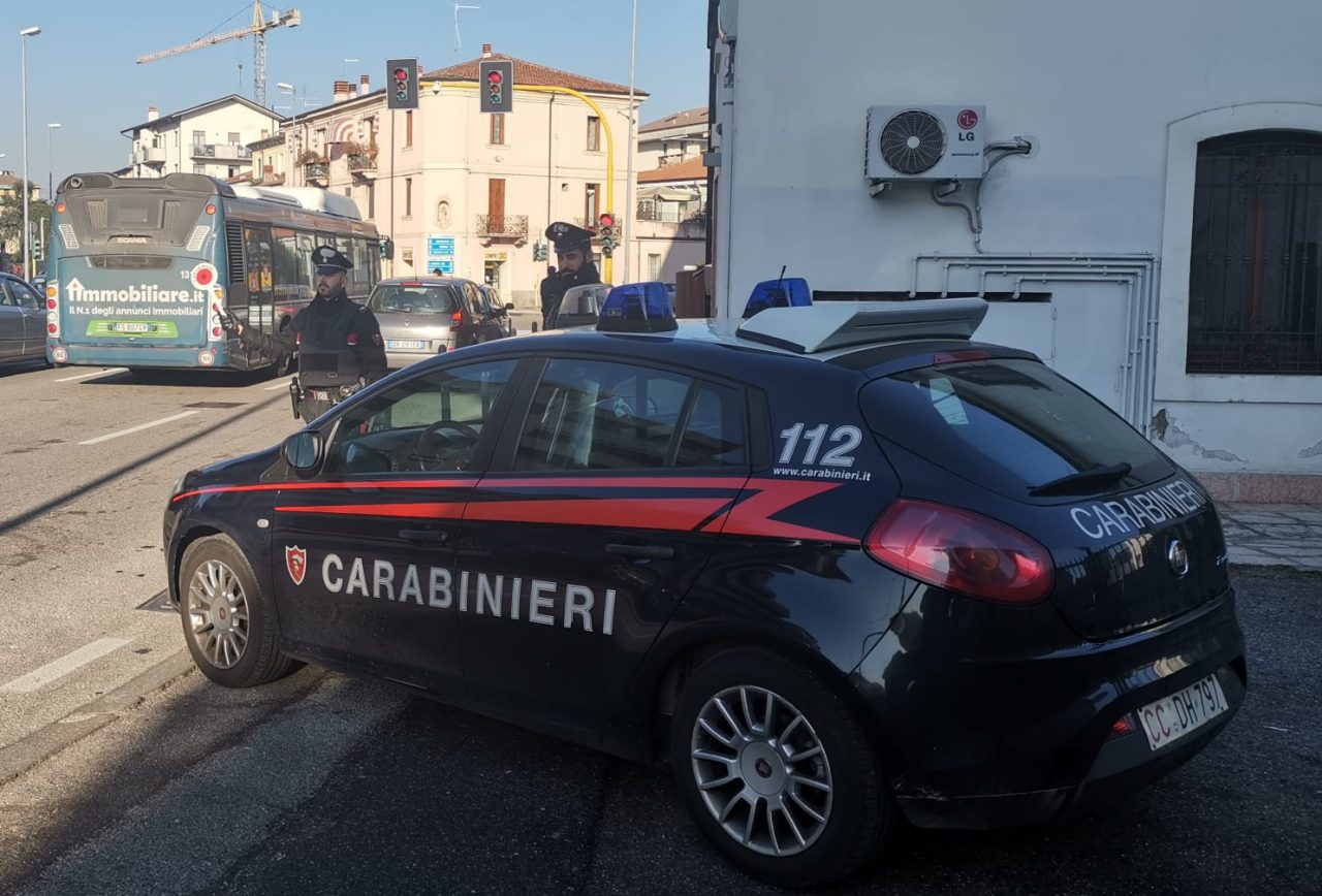 Fermato dai carabinieri rifiuta di fare l’alcol test e li colpisce