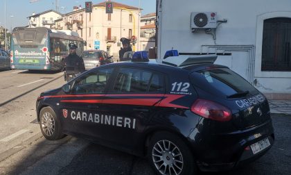 Fermato dai carabinieri rifiuta di fare l'alcol test e li colpisce