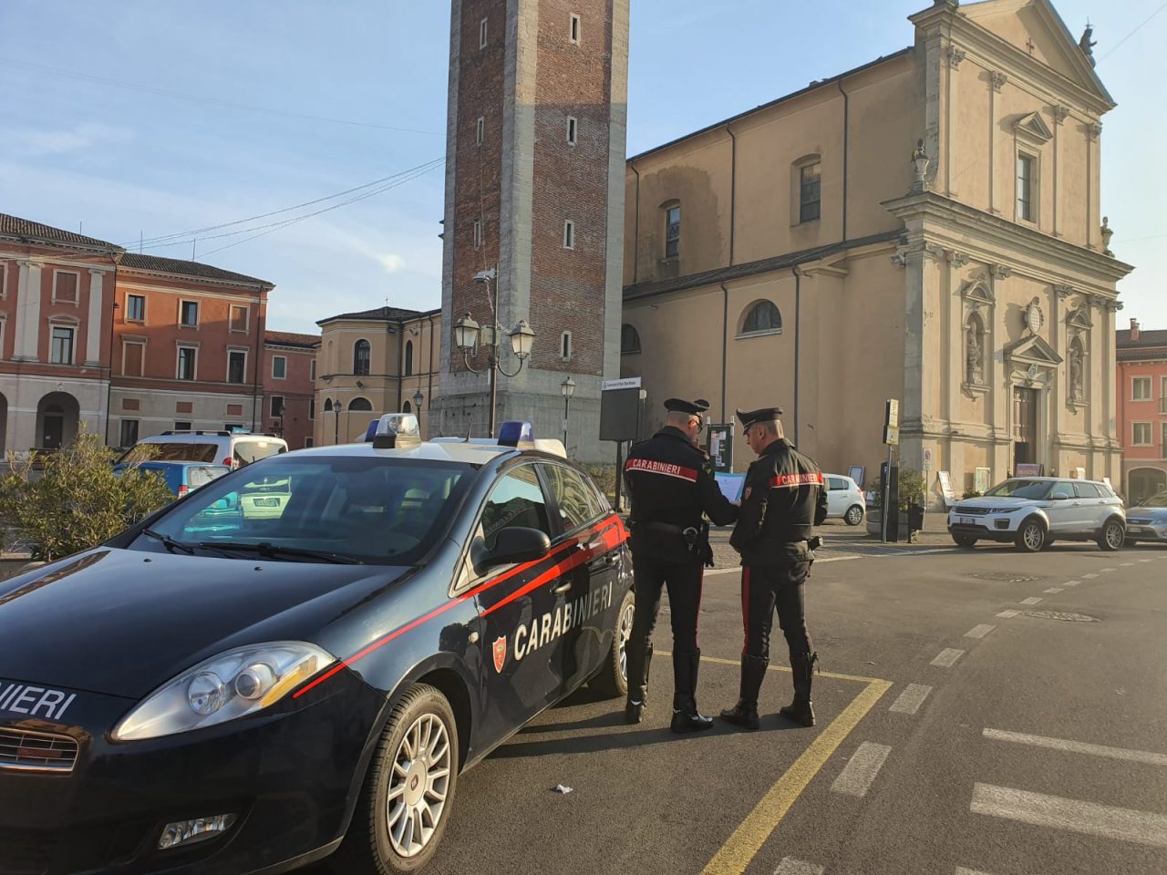 Tentativo di estorsione, 26enne minaccia agenti con un coltello
