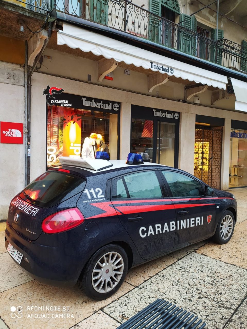 Il furto di scarpe e t-shirt si trasforma in rapina