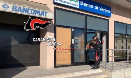 Fanno esplodere lo sportello del bancomat e fuggono con la refurtiva