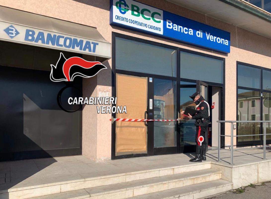 Fanno esplodere lo sportello del bancomat e fuggono con la refurtiva