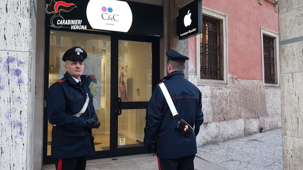 Tenta il furto e aggredisce i negozianti
