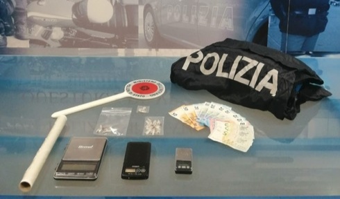 Pusher spacciano davanti al Sert, arrestati