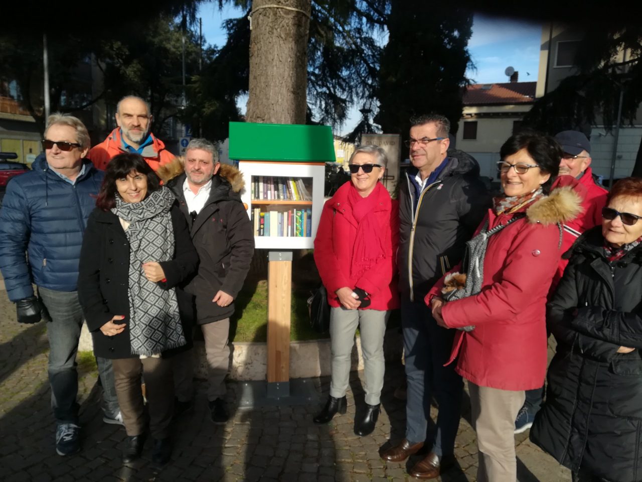 Bookcrossing, nuova casetta installata in piazza Roma a Cadidavid