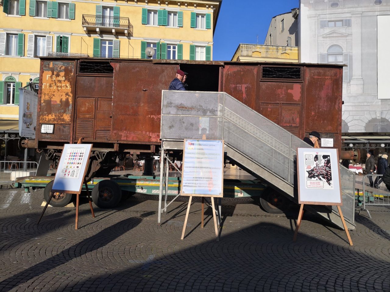 Il carro della Shoah posizionato in Piazza Bra