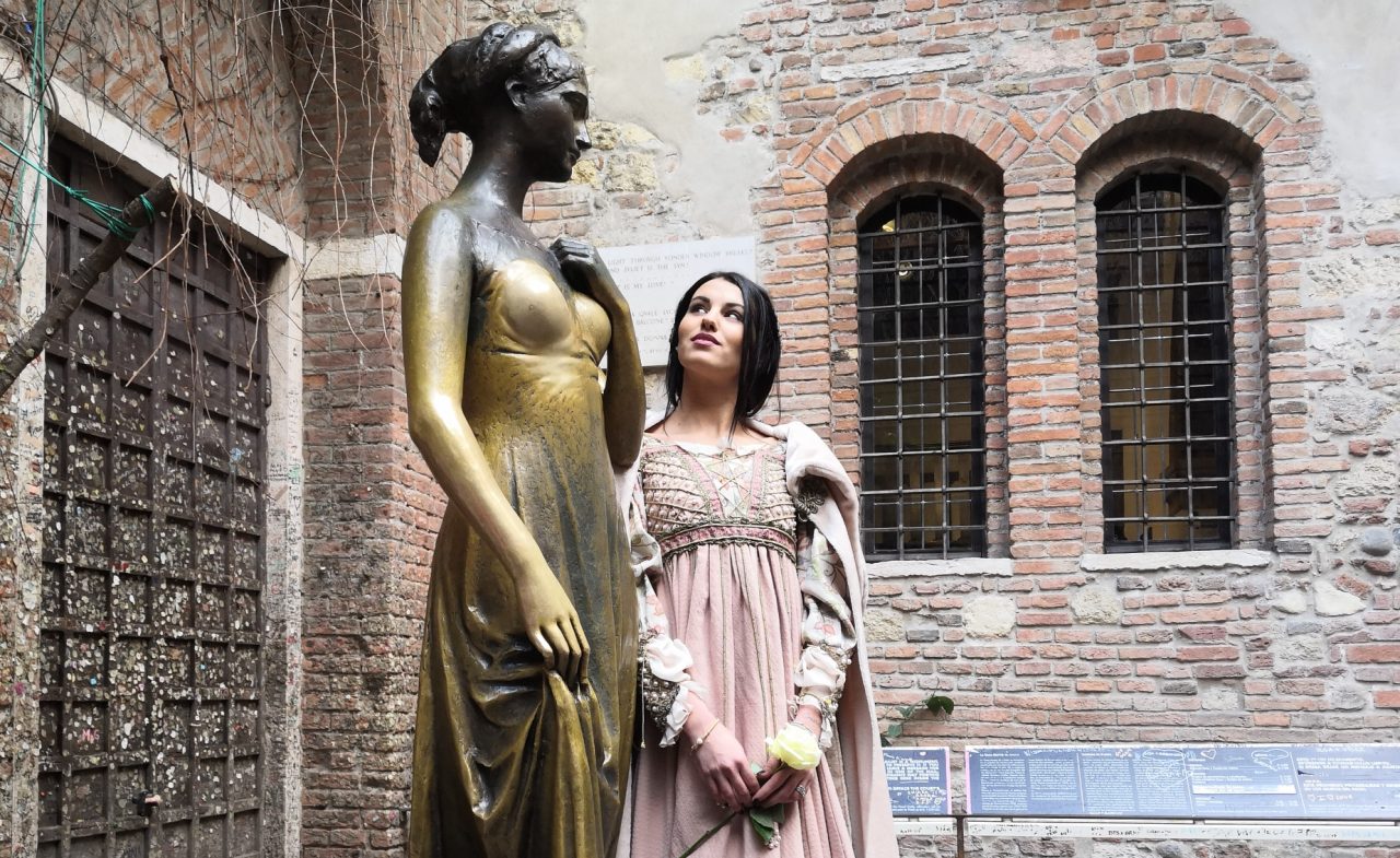 Carolina, Miss Italia 2019 a Verona come “segretaria” di Giulietta