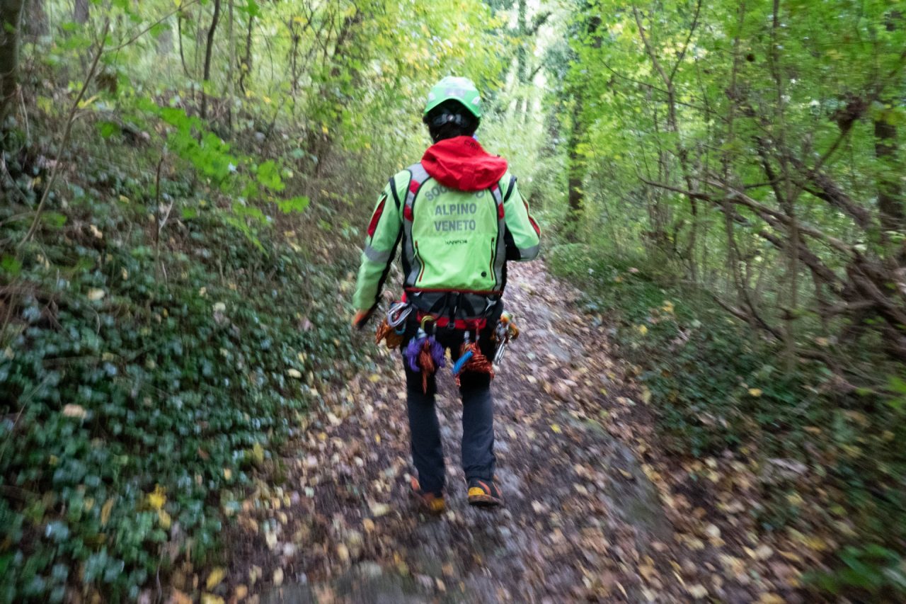 Cane precipita in un dirupo, inutili i soccorsi