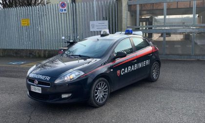 Rubano da una vettura un borsello con 120 euro, arrestati