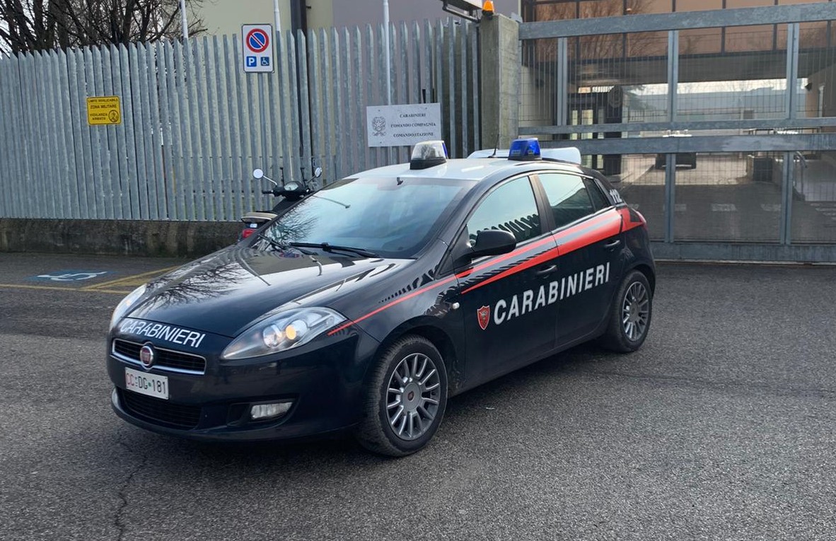 Rubano da una vettura un borsello con 120 euro, arrestati