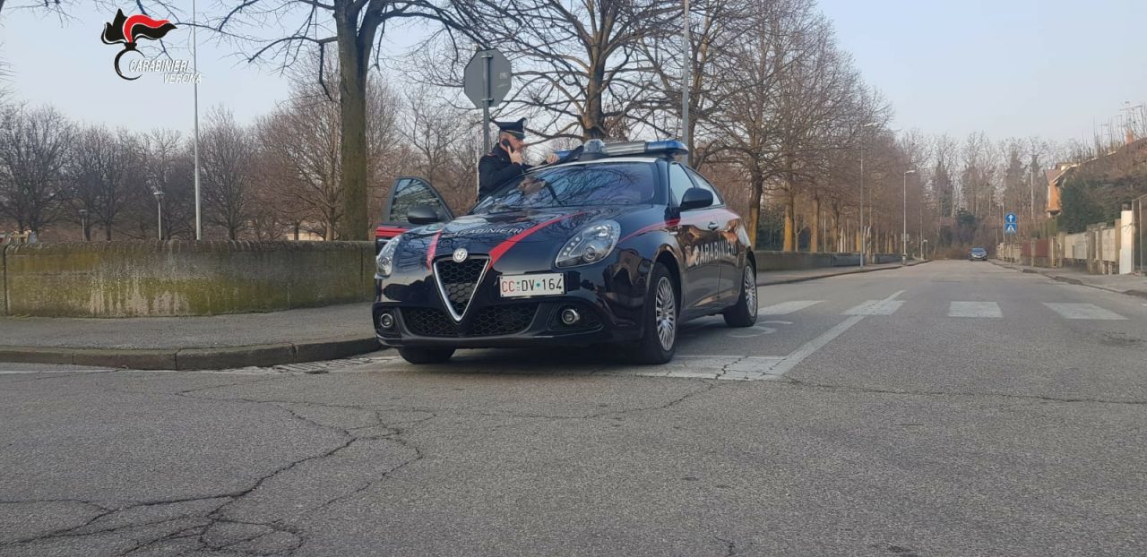 Forzano e saccheggiano tre autovetture, arrestati