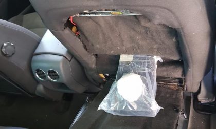 Un chilo di droga nascosto nello schienale del sedile, arrestato