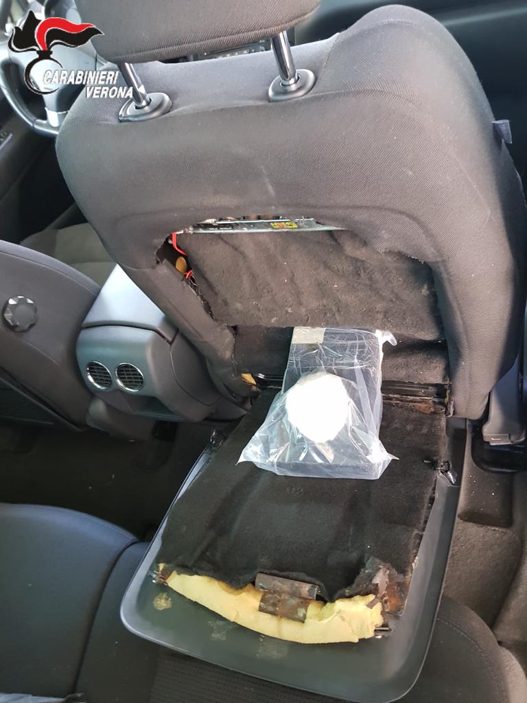 Un chilo di droga nascosto nello schienale del sedile, arrestato