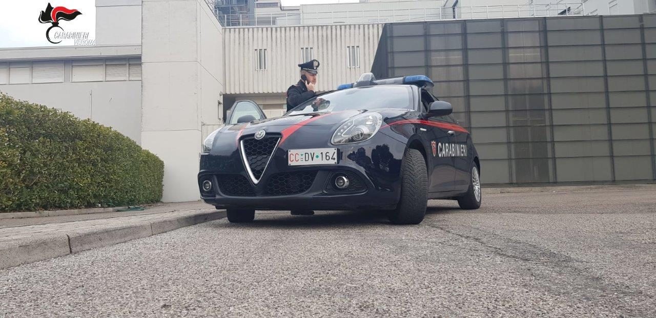 Ruba l’auto ma durante la fuga si schianta contro un cancello