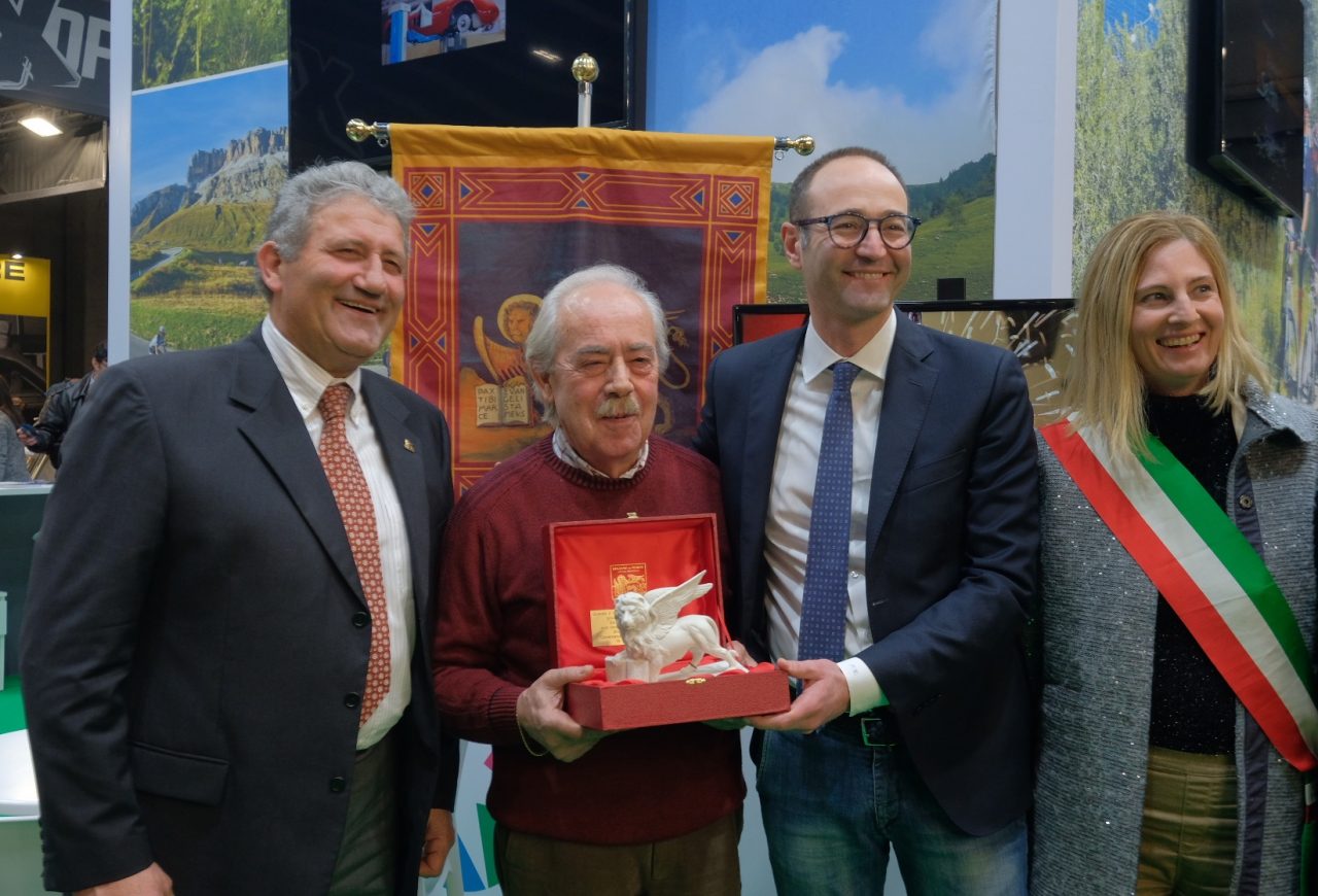 MotorBike Expo Verona: l’assessore al turismo Caner premia Luigi Bellon