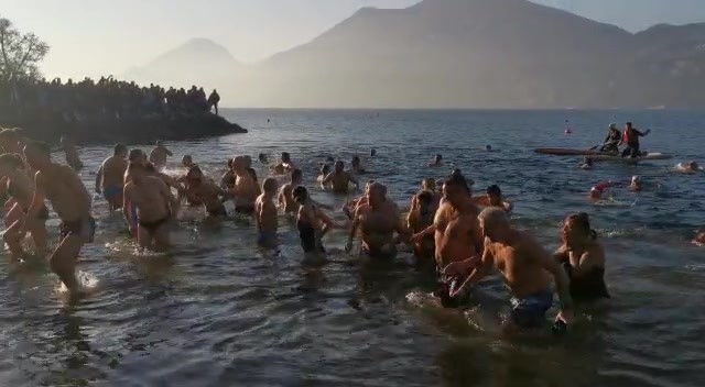 Lago di Garda: torna la tradizione dei tuffi di Capodanno VIDEO
