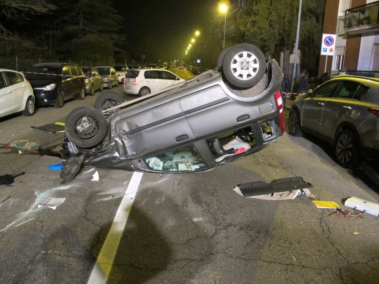 Incidente con sette veicoli coinvolti, paura in via Bonfadio
