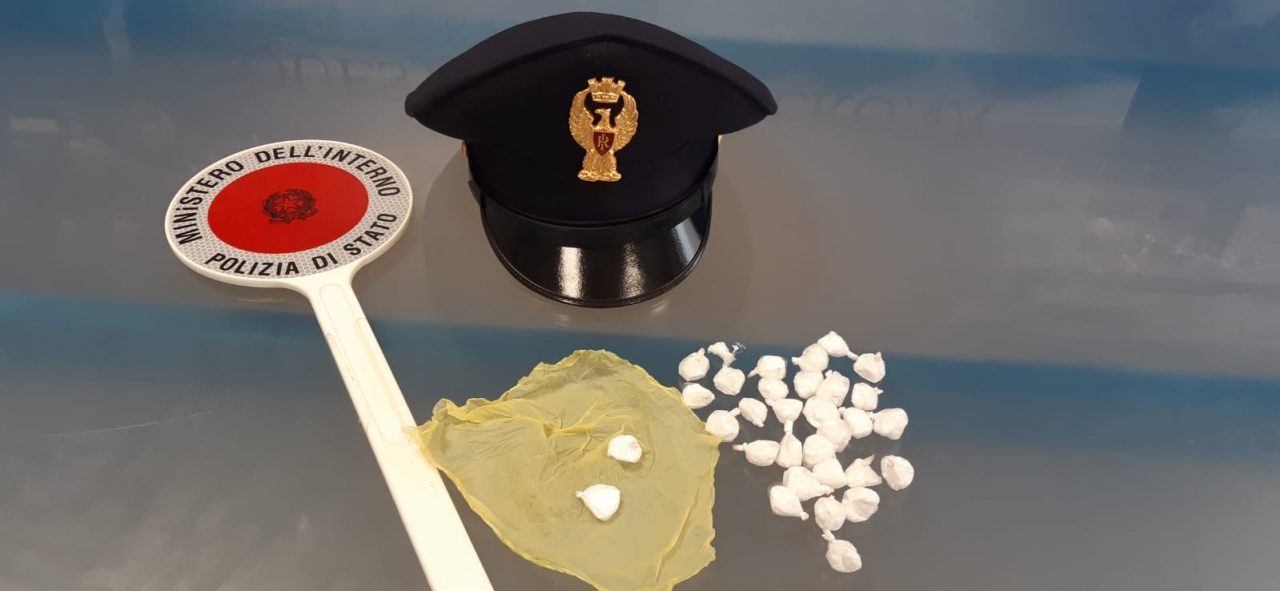 Aveva 32 dosi di cocaina pronte per essere vendute, arrestato