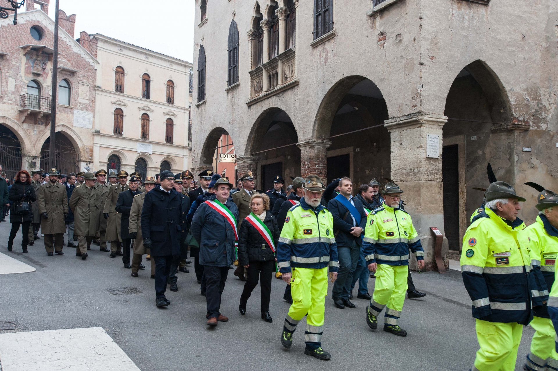 1. Sfilata per le vie della città di Soave