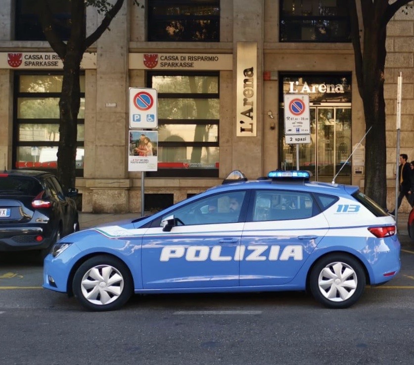 Si introduce all’interno della sede dell’“Athesis” con strumenti atti allo scasso