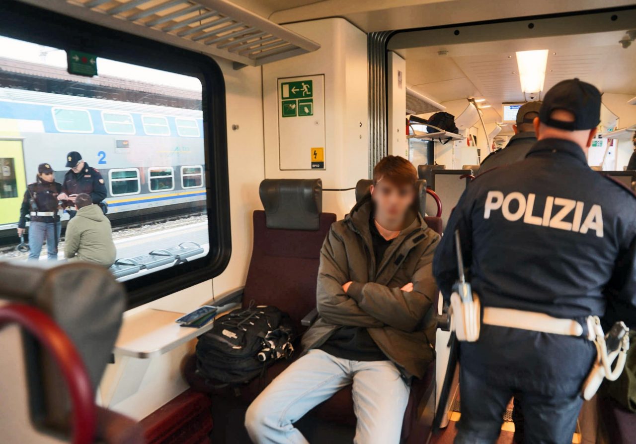 Strappa il cellulare dalle mani di una ragazza: individuato e denunciato