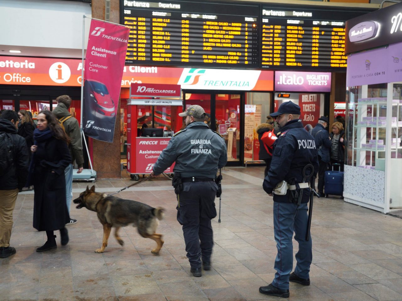 Stazioni ferroviarie al setaccio: 200 persone identificate e 5 denunciate