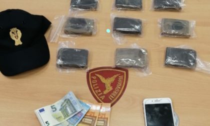 Tenta di superare il controllo in stazione, arrestato con un chilo di hashish