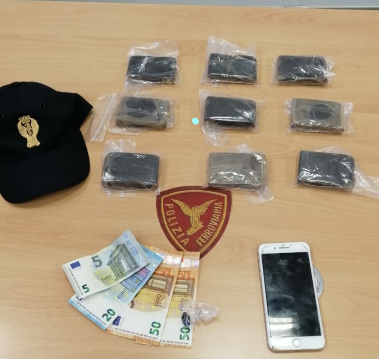 Tenta di superare il controllo in stazione, arrestato con un chilo di hashish